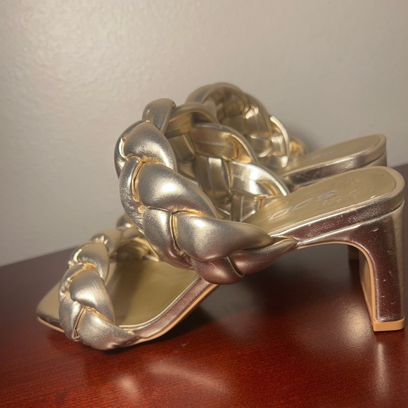 Gold Heels Size 5.5 fit also Size 6. - Picture 3 of 4